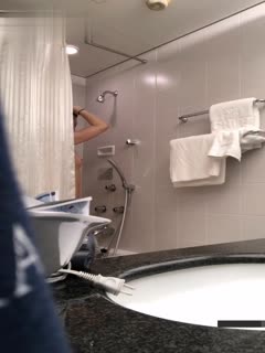 【真实偷拍】万人求！青春期初中表弟偷拍表姐洗澡，意外拍到自己的姐姐自慰高潮都哭出来了